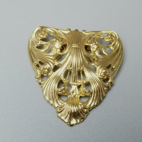 Vintage Gold Tone Triangle Shape Scarf Clip, Scroll Filigree Design, Estate - Picture 1 of 7